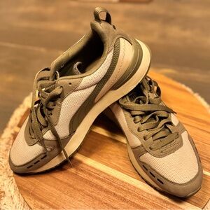 PUMA Men's Olive and Beige Sneakers Size 10